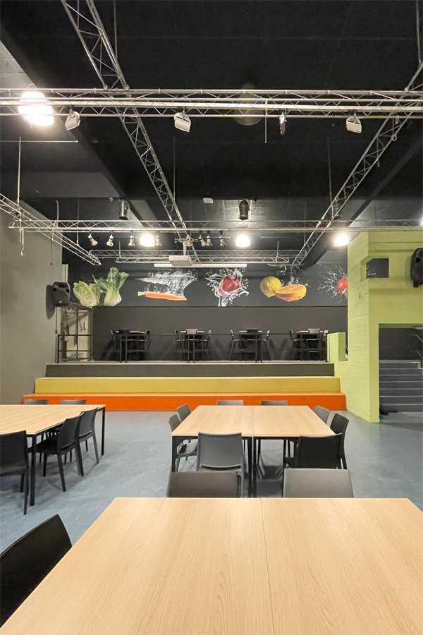 Inrichting van aula voor Praktijkschool De Baanbreker