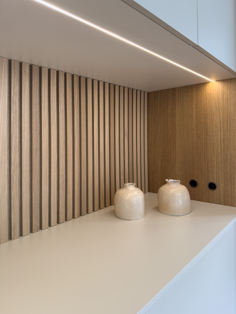 Details van een Japandi keuken op maat, houten latjes en minimalistisch design.