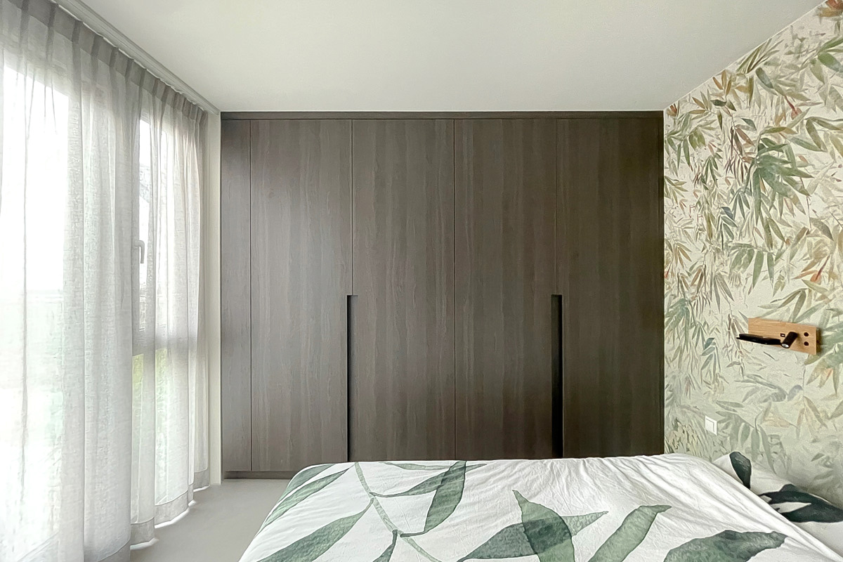 Luxe kasten op maat in de slaapkamer met slimme opbergmogelijkheden en verticale greeplijst. 