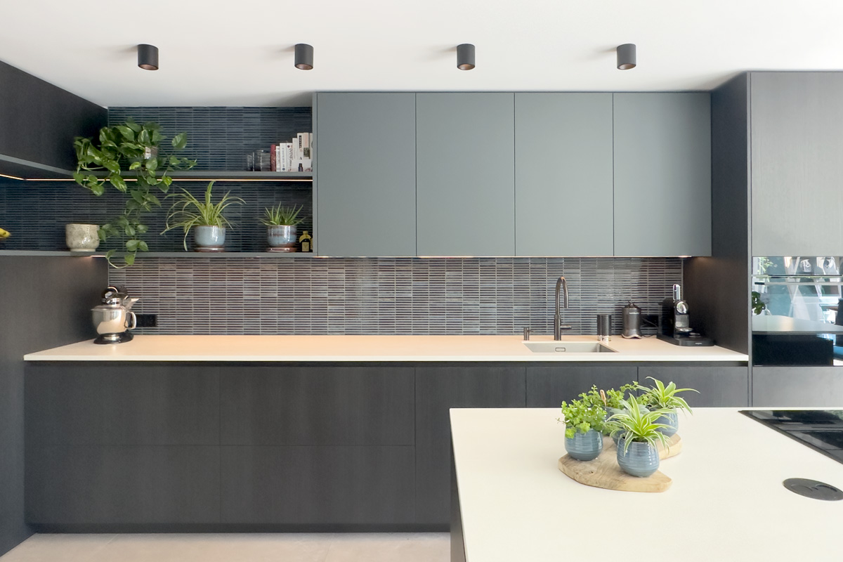 Maatwerk keuken in woning Amersfoort met kookeiland en hoge kastenwand