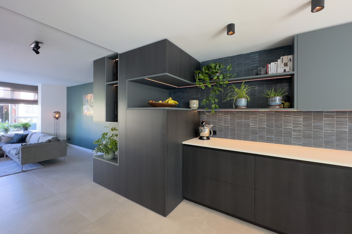 Interieurontwerp van een maatwerk keuken in Amersfoort met doordachte indeling en stijlvol kleurgebruik.