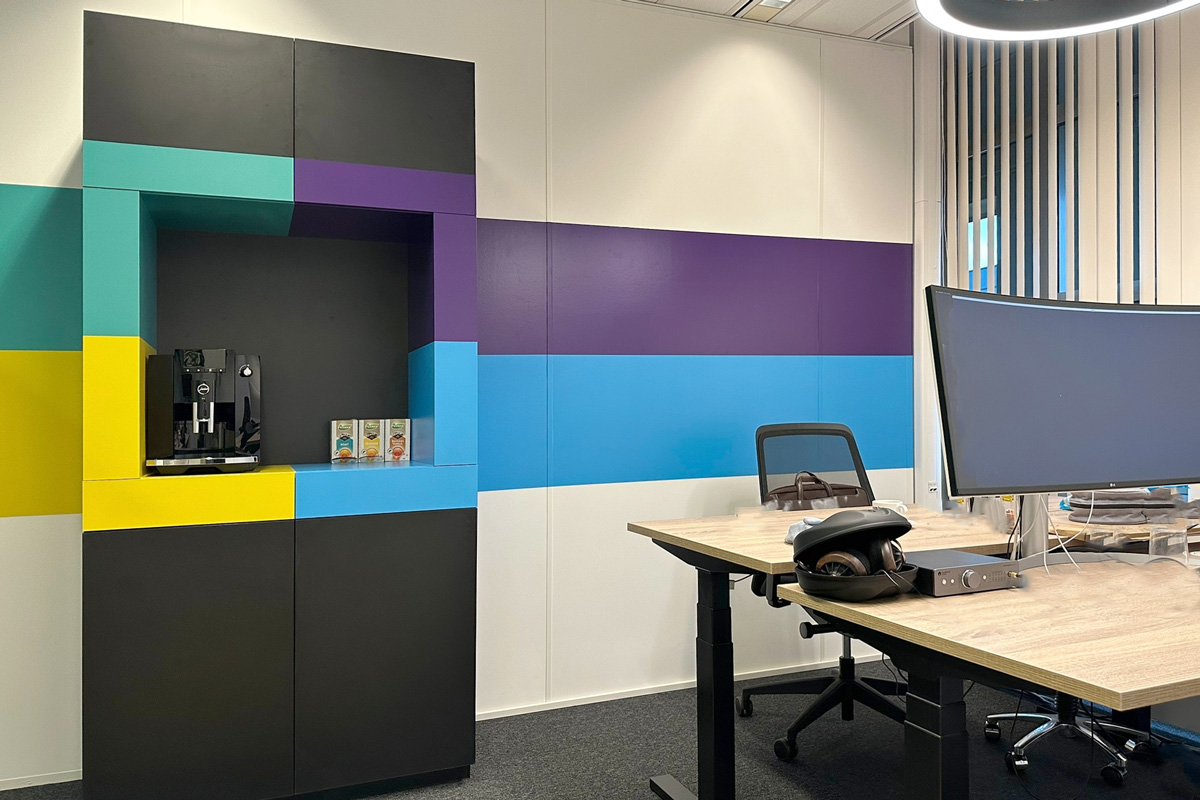 Koffiecorner in huisstijlkleuren kantoorinrichting Arnhem
