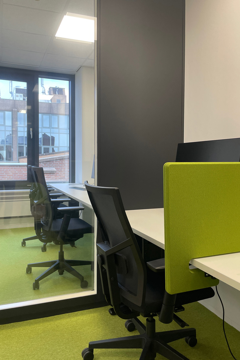 Sfeervolle overlegruimte kantoorinterieur