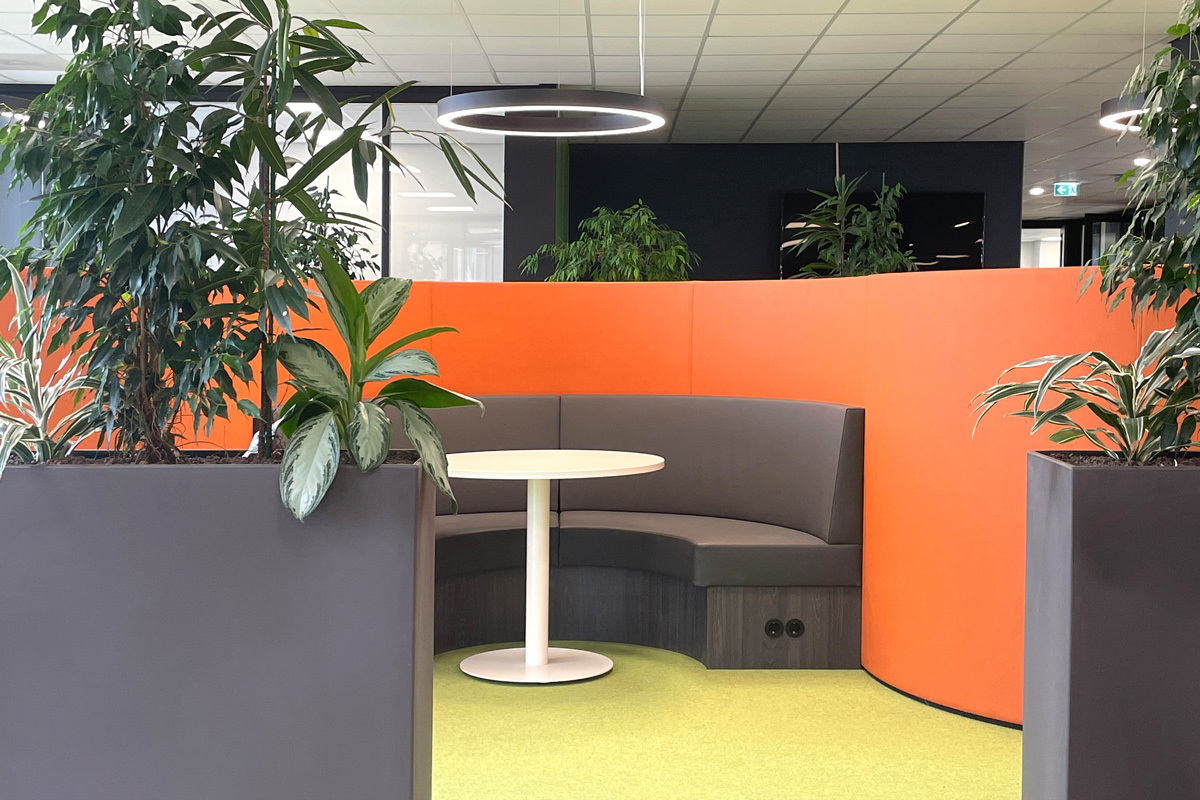 Interieurontwerp kantoorinrichting voor EAGE in Utrecht met veel planten
