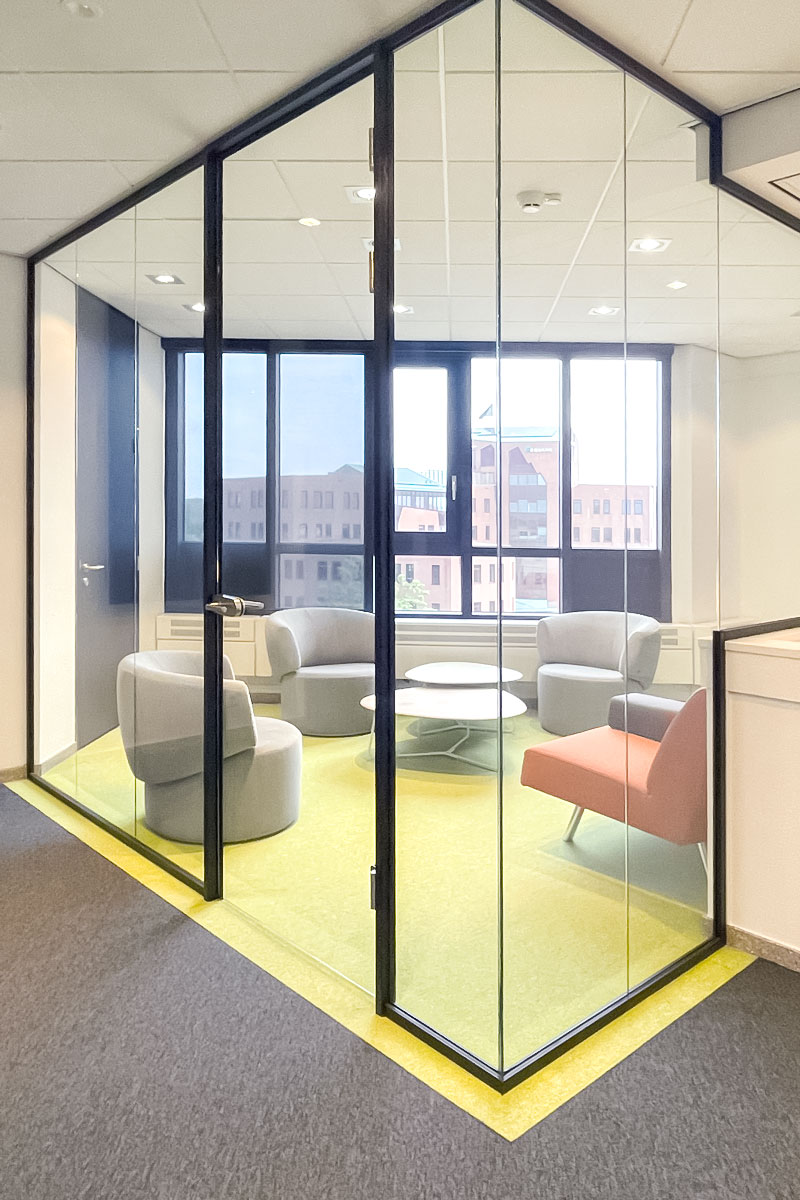 Interieurarchitect voor moderne en lichte kantoorinrichting