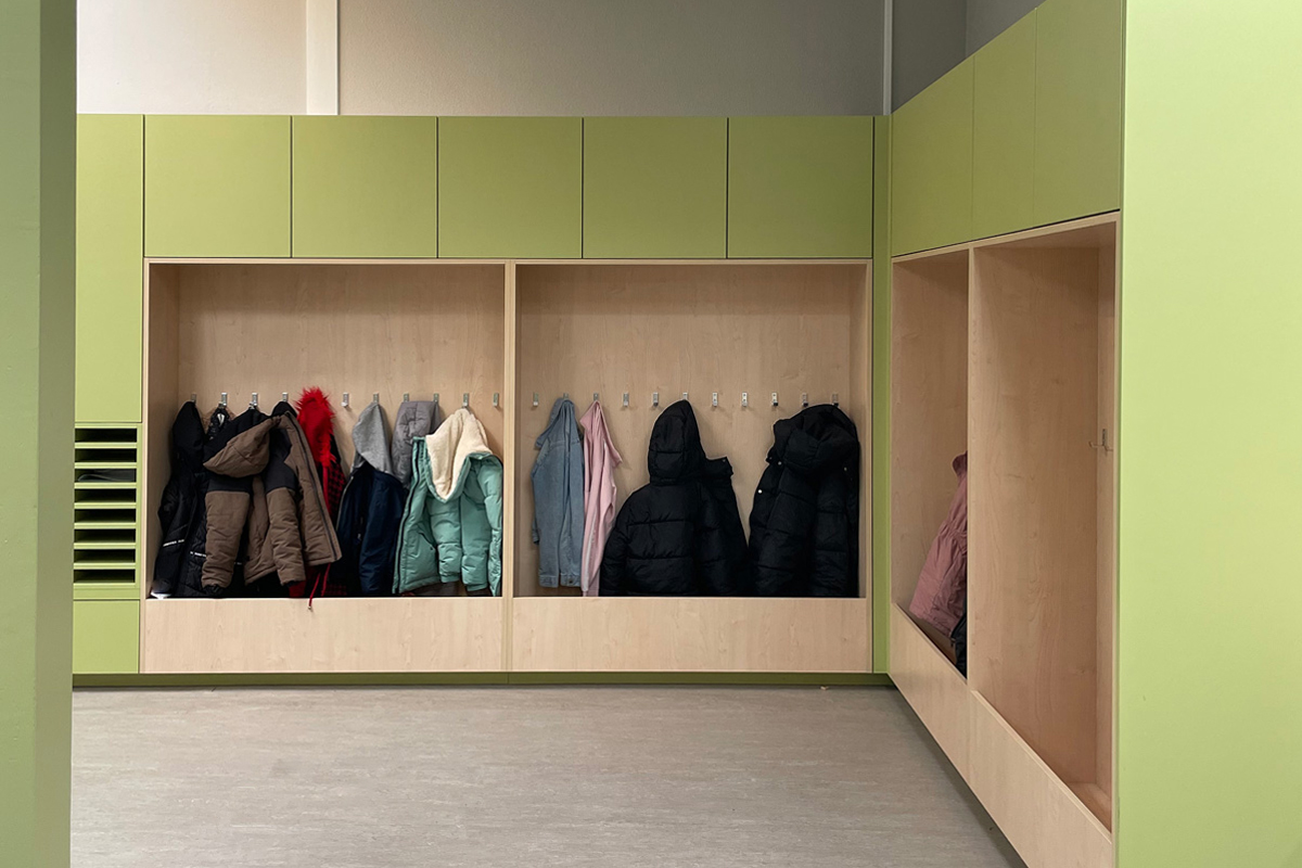 Ontwerp van een garderobekast voor de nieuwe schoolinrichting van basisschool Het Baken in groen en hout.