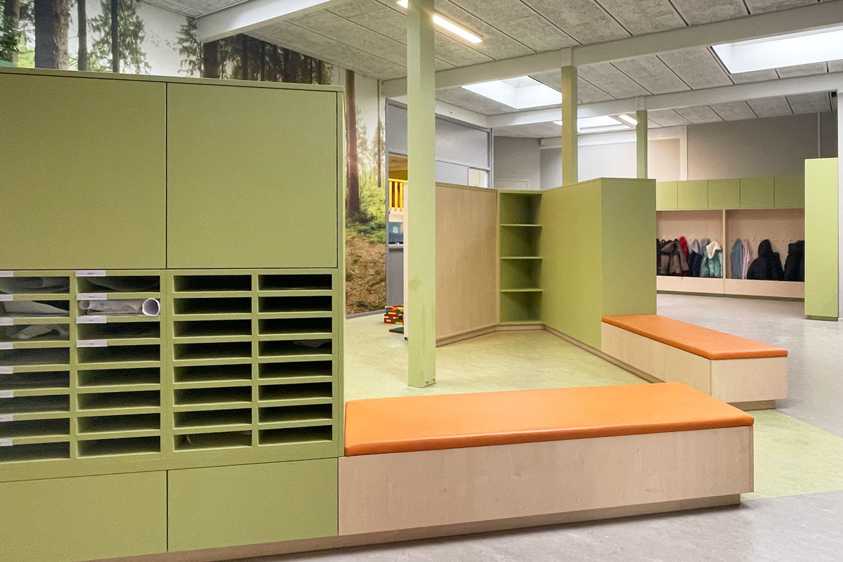 Kast op maat voor het leerplein van de kleuters van basisschool Het Baken in Capelle aan den IJssel in kleur groen en oranje.