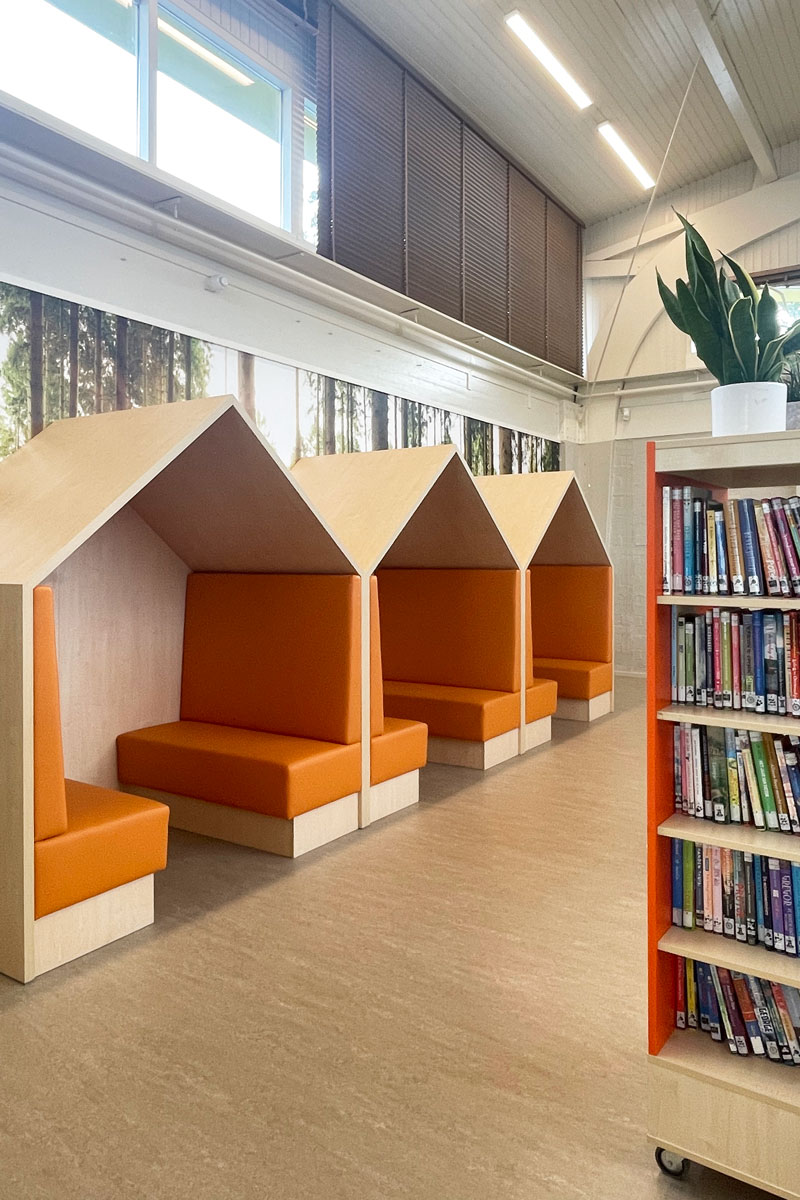 Leerplein met maatwerk huisjes in schoolinrichting