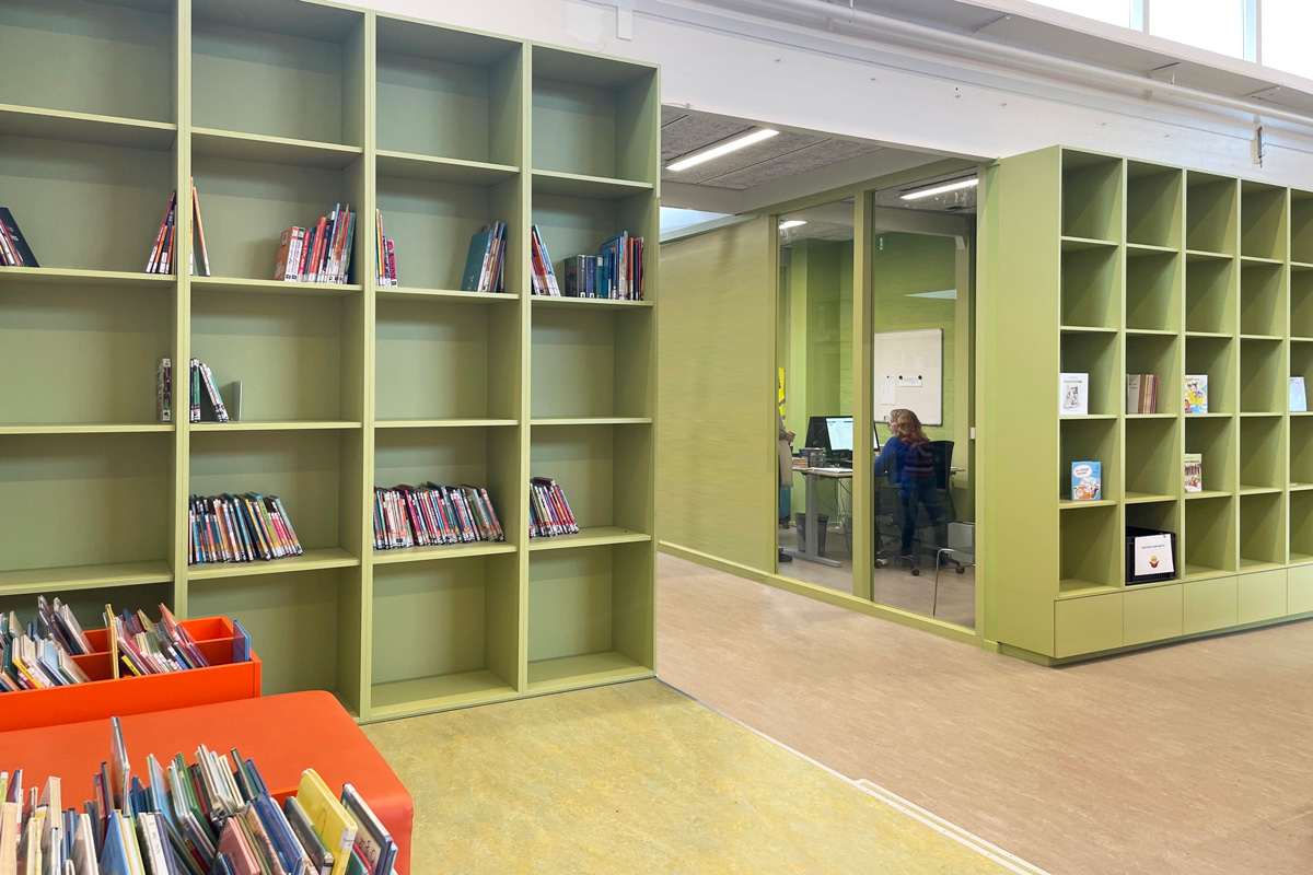 Nieuwe indeling voor de schoolinrichting van basisschool Het baken met boekenkast en werkkamer.