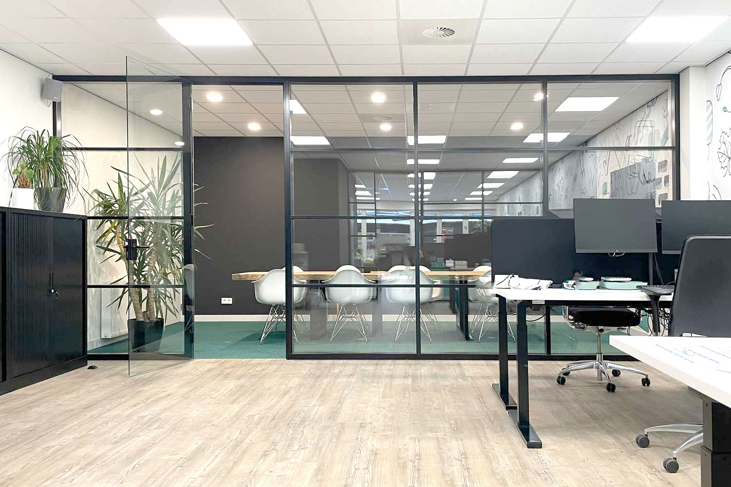 Bedrijfspand inrichten  - interieurarchitect maakt moderne kantoorinrichting op maat