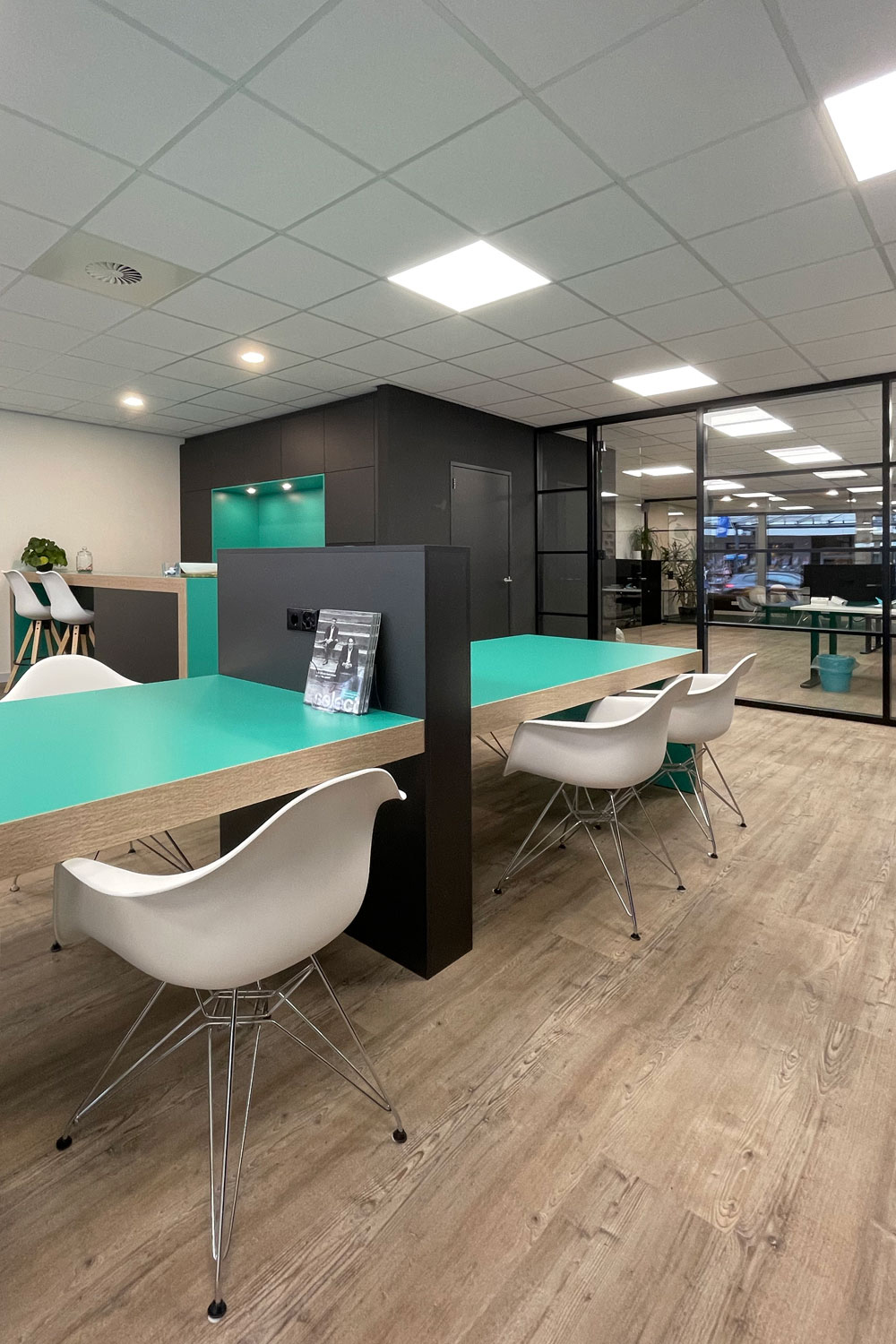 Moderne kantoorinrichting uitzendbureau - huisstijl