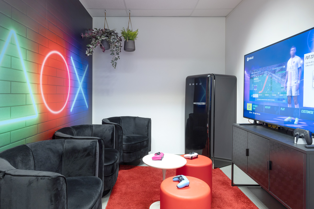 Werkomgeving gameroom kantoorinrichting