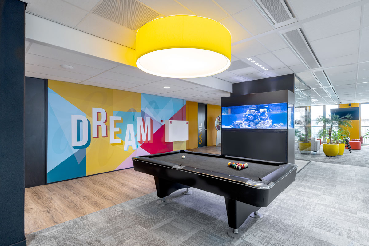 Pooltafel in kleurrijke en inspirerende werkomgeving VIP Utrecht