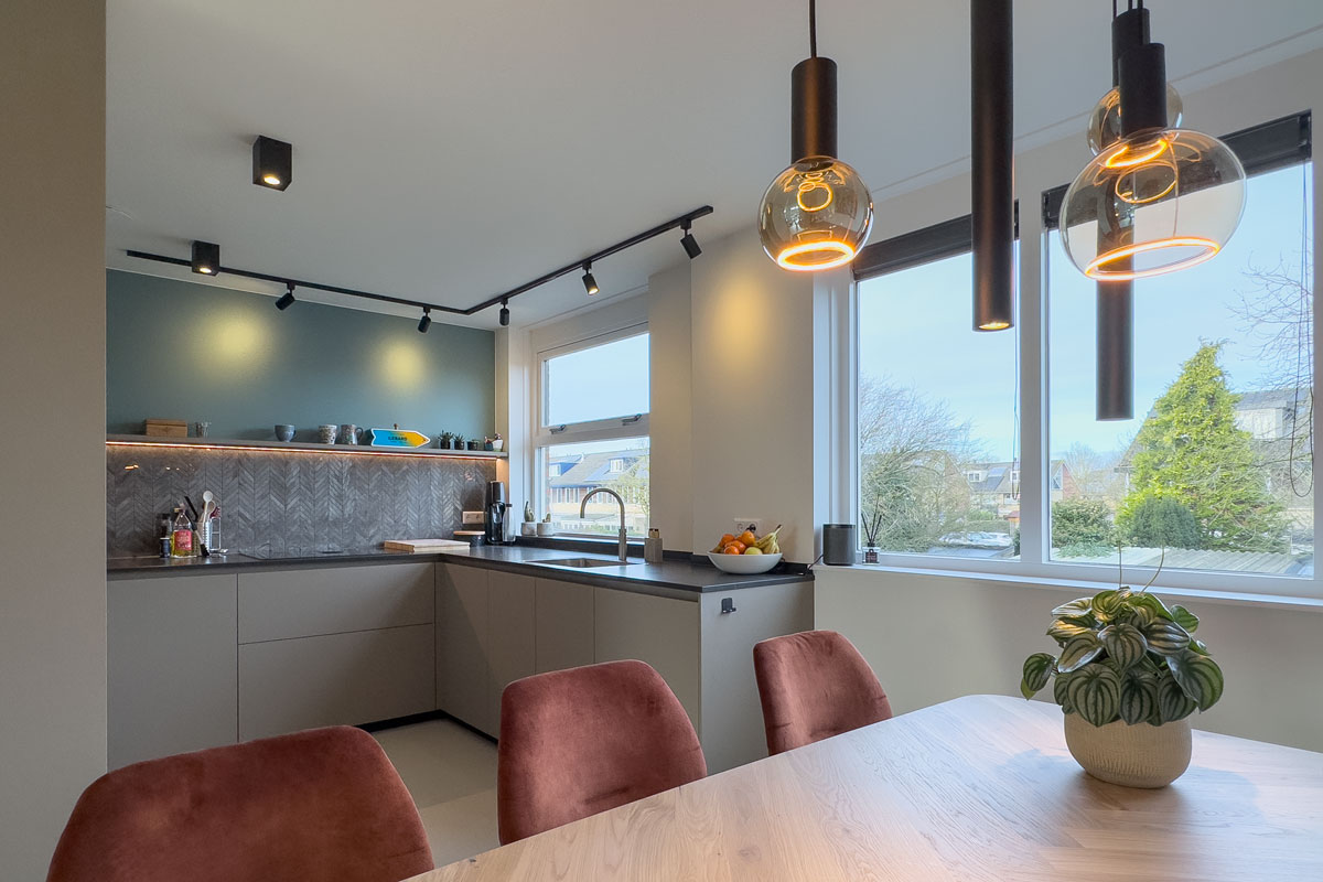 Interieur op maat in Amersfoort met een modern keukenontwerp, visgraat wandtegels en stijlvolle verlichting, ontworpen voor een luxe uitstraling.