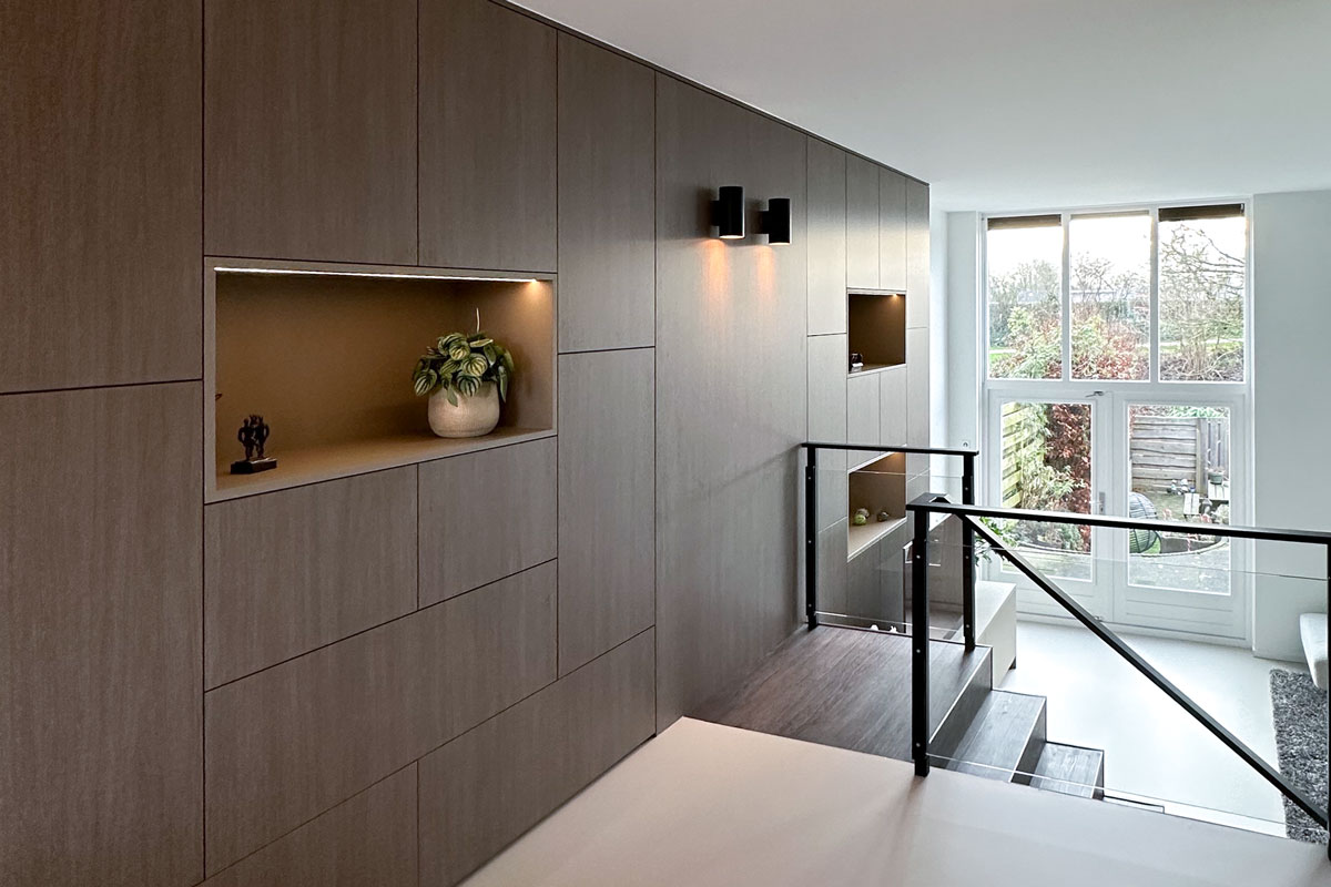 Stijlvol interieur op maat in een woning in Amersfoort, met een balustrade op maat en praktische kast op maat.