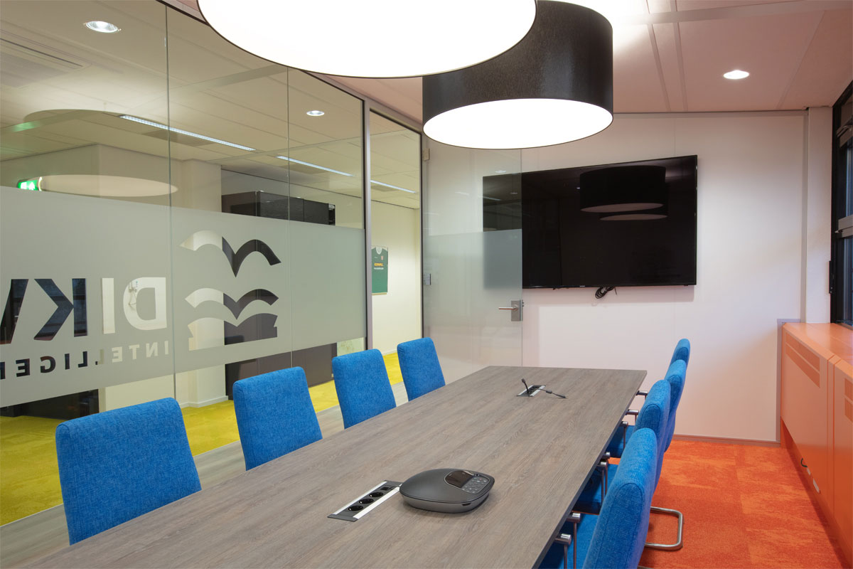Interieurontwerp kantoor Utrecht, Nieuwegein - kleurrijke. vergaderkamer
