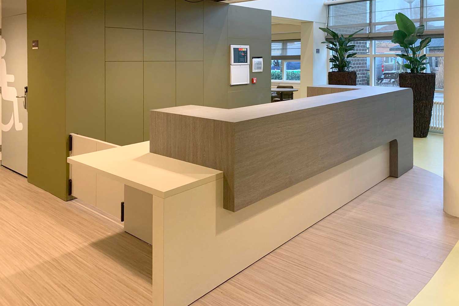 Interieurontwerp maatwerk ontvangstbalie en ontvangstruimte zorginstelling