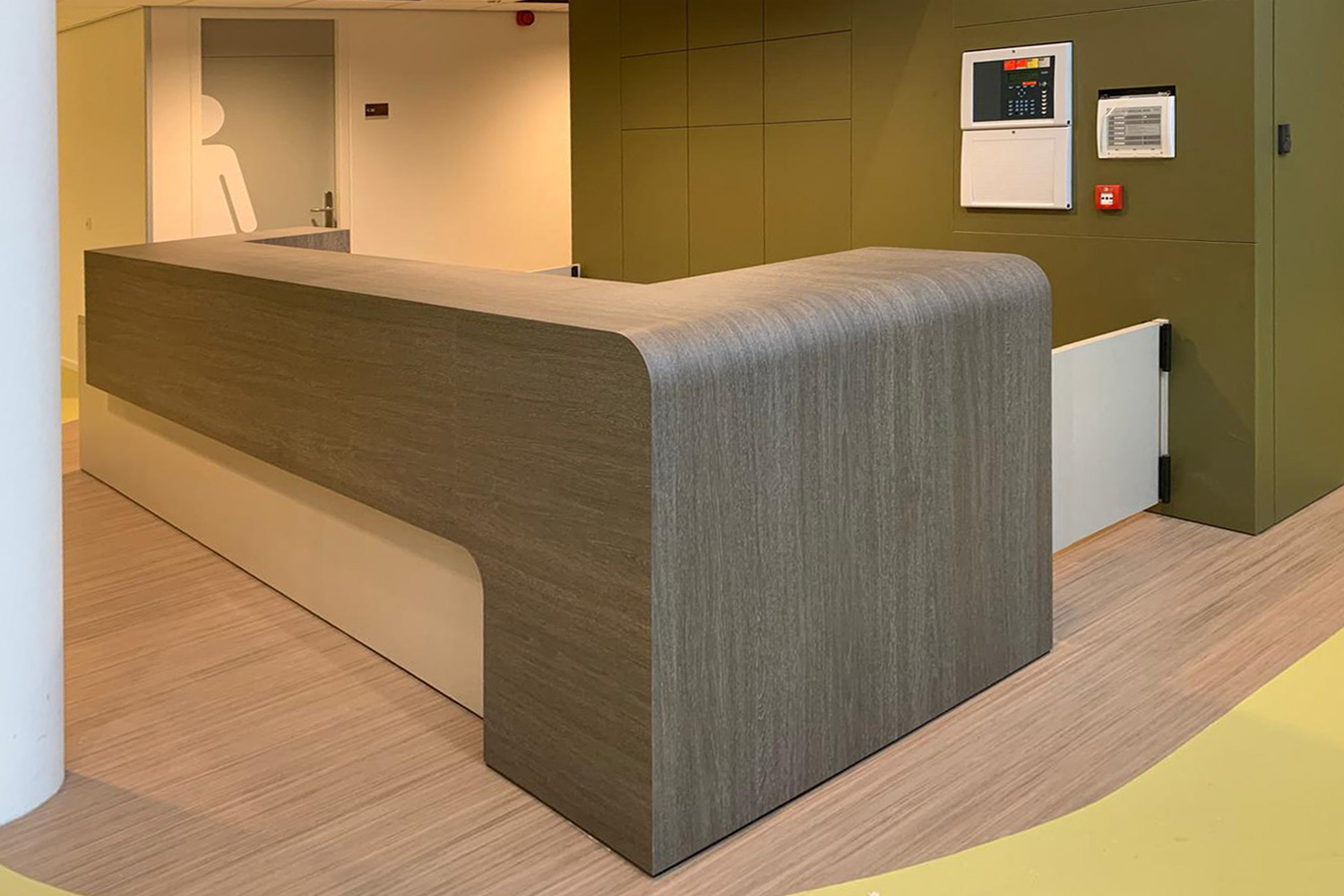 Inrichting zorginstelling, ontwerp maatwerkmeubel ontvangstbalie, balie
