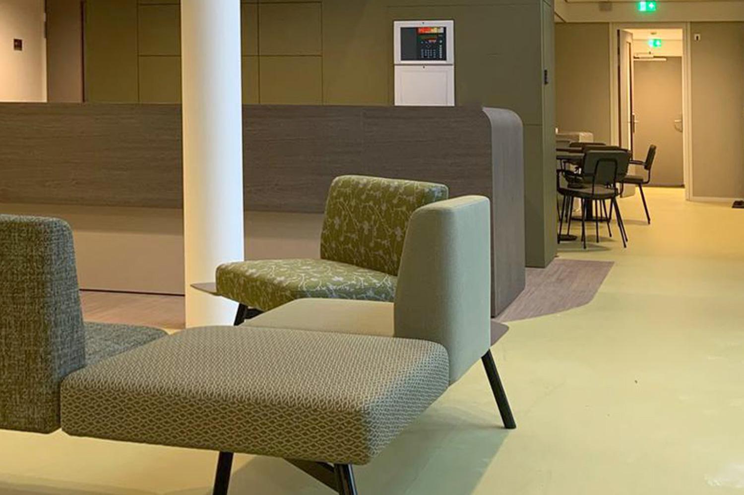 Interieurontwerp ontvangstbalie en ontvangstruimte zorginstelling