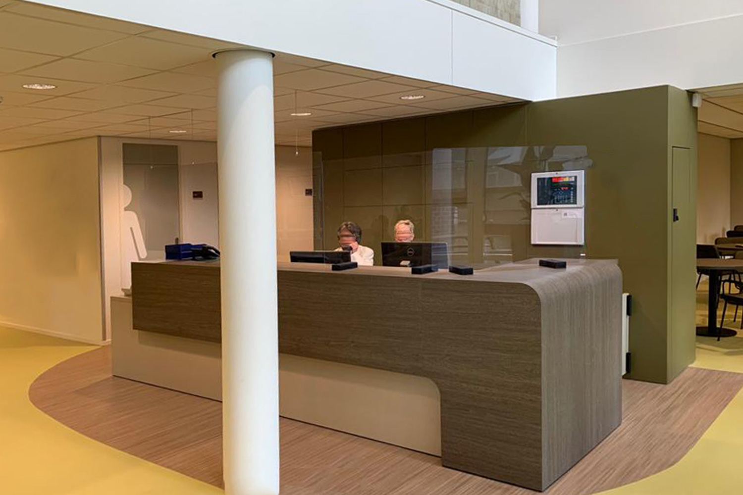 Inspirerend ontwerp van toegankelijke ontvangstbalie Zorginstelling
