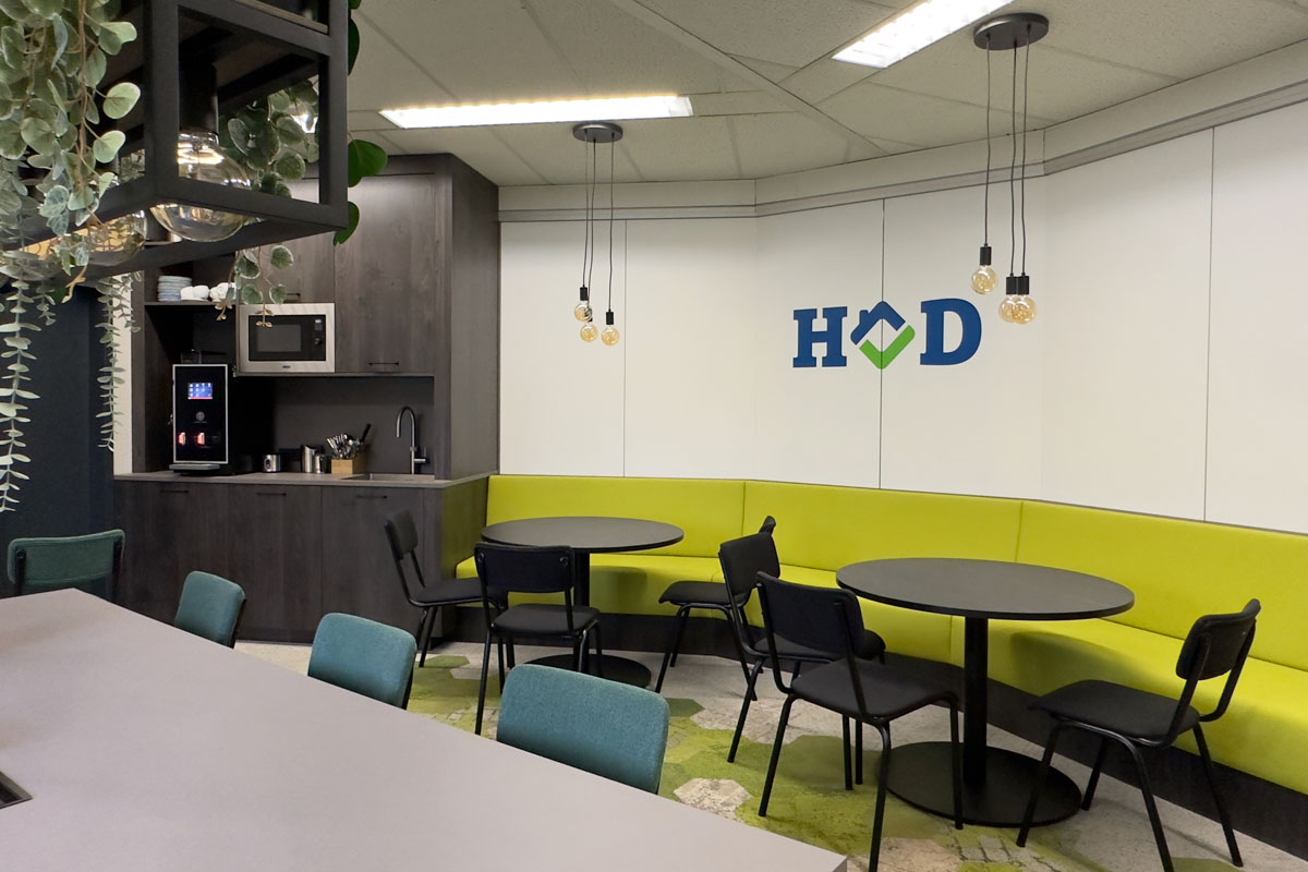 Maatwerk pantry met geïntegreerde zitbank voor HOD in Utrecht