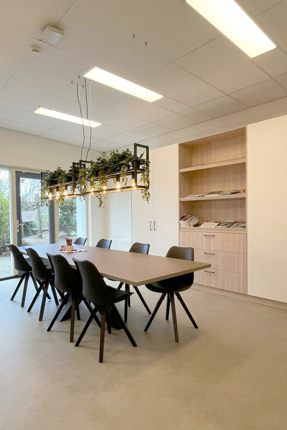 Teamkamer interieur schoolinrichting basisschool met planten en maatmeubilair