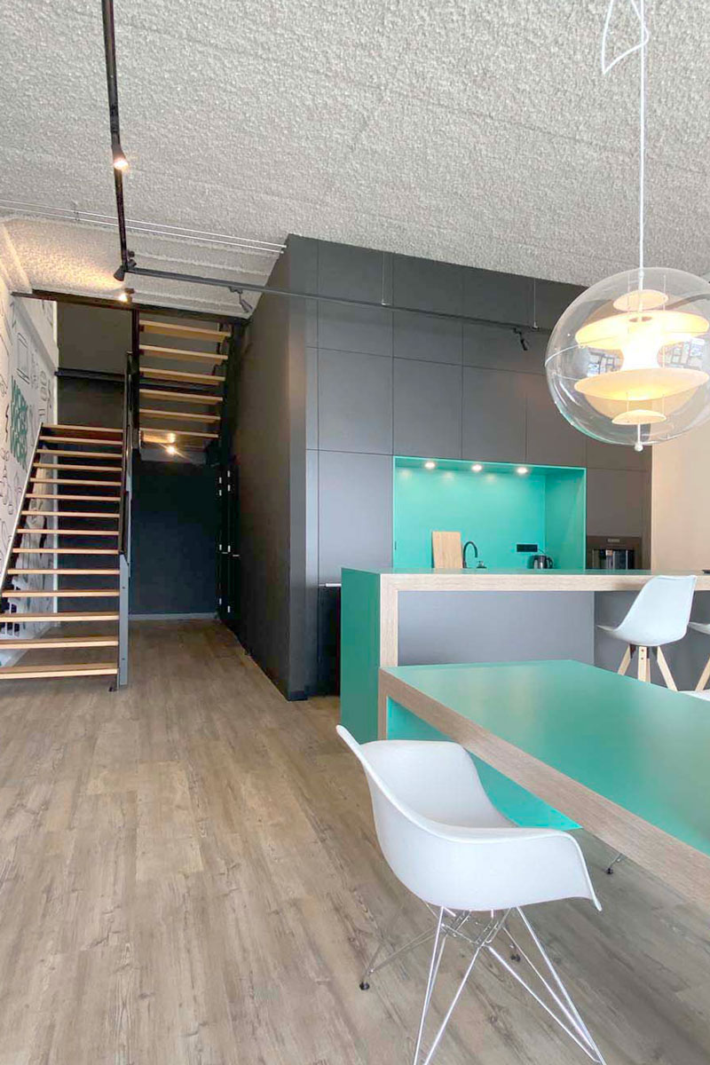 Moderne kantoorinrichting met huisstijl 