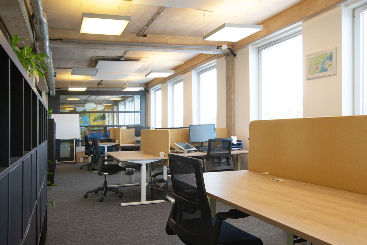 Industriële kantoorinrichting Utrecht zit sta bureaus