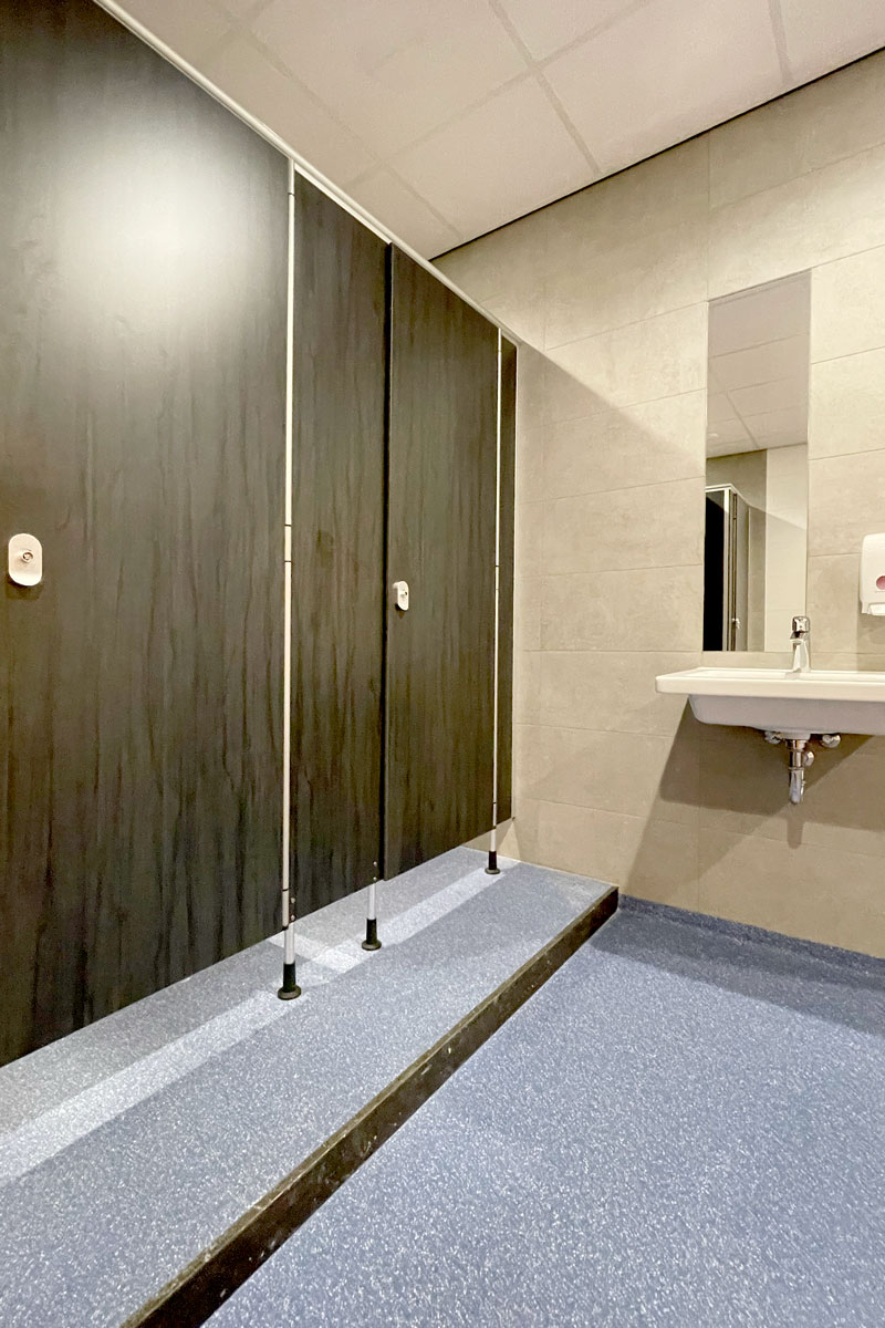 Inrichting fysiotherapie kleedkamer douches