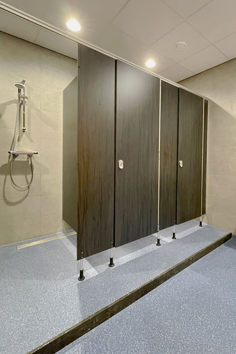 Inrichting fysiotherapie kleedkamer douches