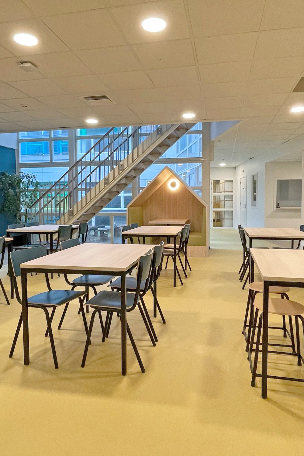 Inrichting leerplein met kantinemeubilair en concentratiehuisje met treinbankje.