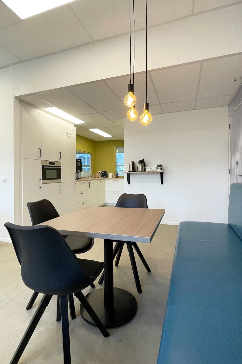 Inrichting teamkamer voor basisschool de Vos met zicht op de pantry