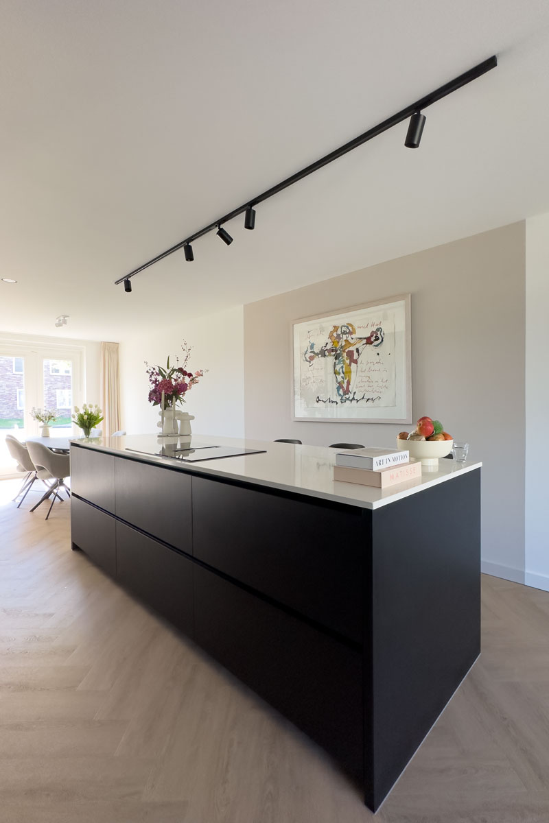 Keukeneiland in woning Houten met lichtplan en visgraatvloer