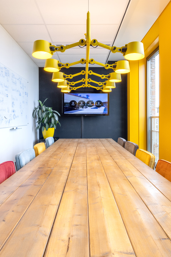 Sfeervolle vergaderruimte industriële werkomgeving Utrecht