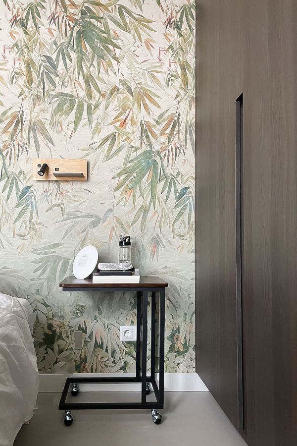 Sfeervolle slaapkamer met praktische en slimme opbergkasten op maat.