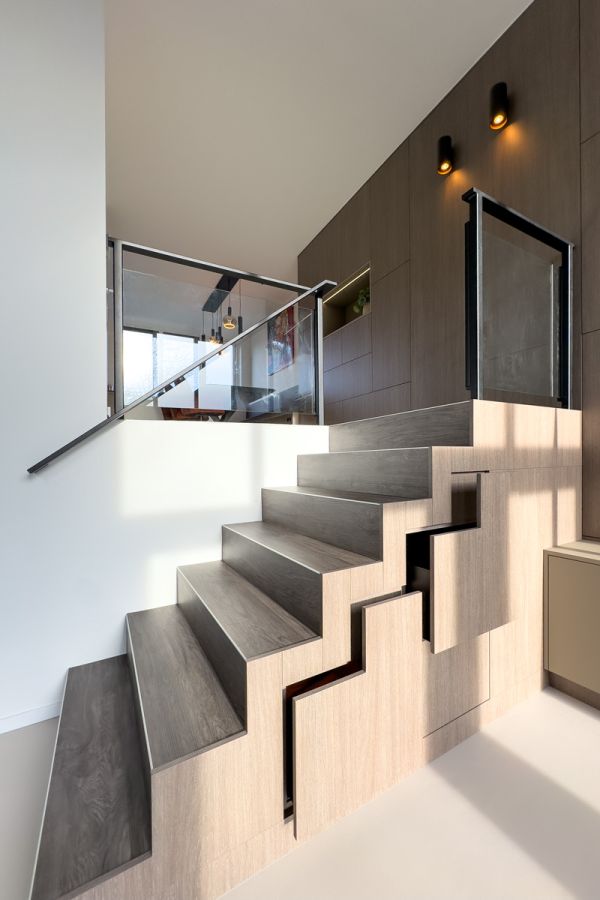 Trap op maat met geïntegreerde lades en een balustrade op maat in een moderne woning in Amersfoort, ontworpen voor een stijlvolle en functionele indeling.