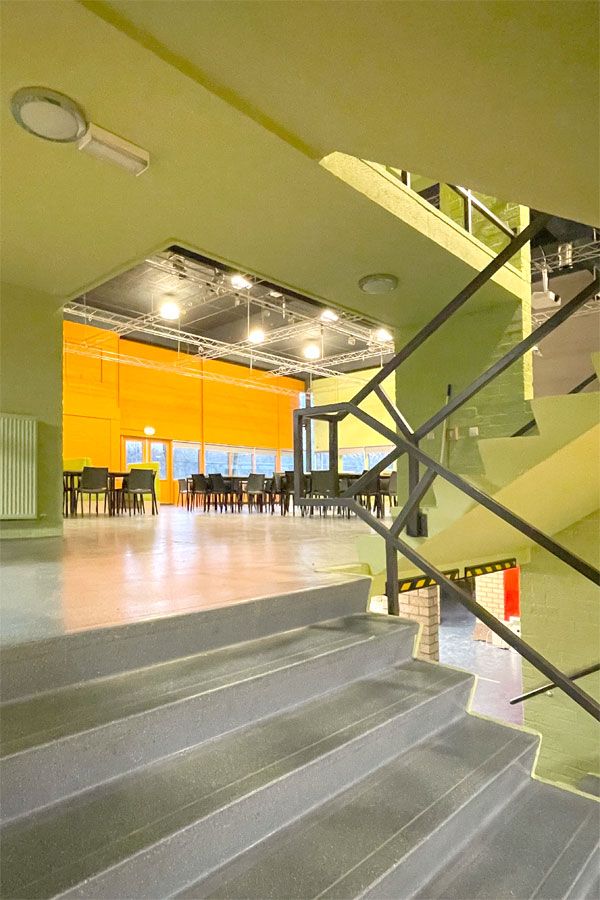 Inrichting school Utrecht, kleurrijke aula
