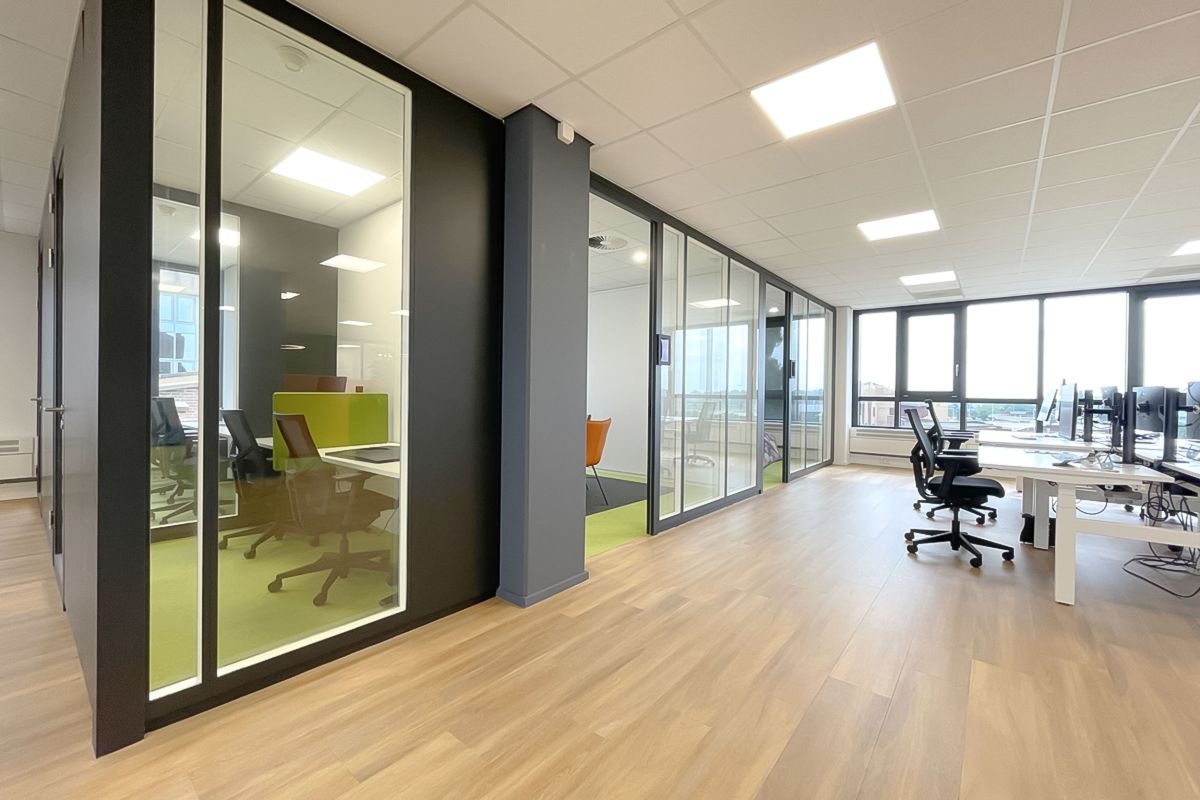 Kantoorinrichting EAGE met flexibele werkplekken