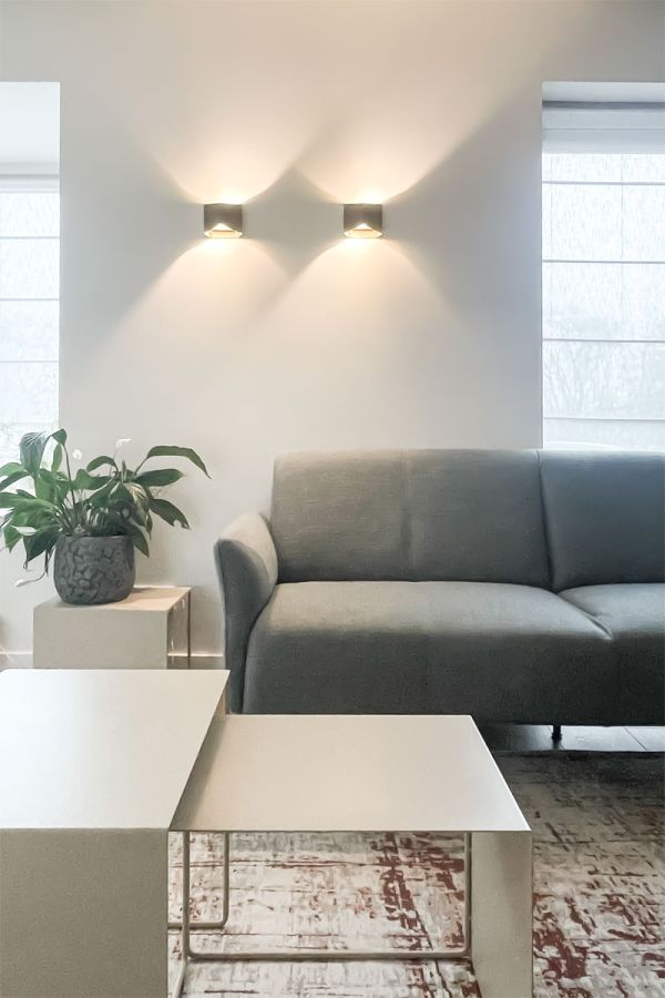 Modern interieurontwerp met grijze bank en sfeerverlichting