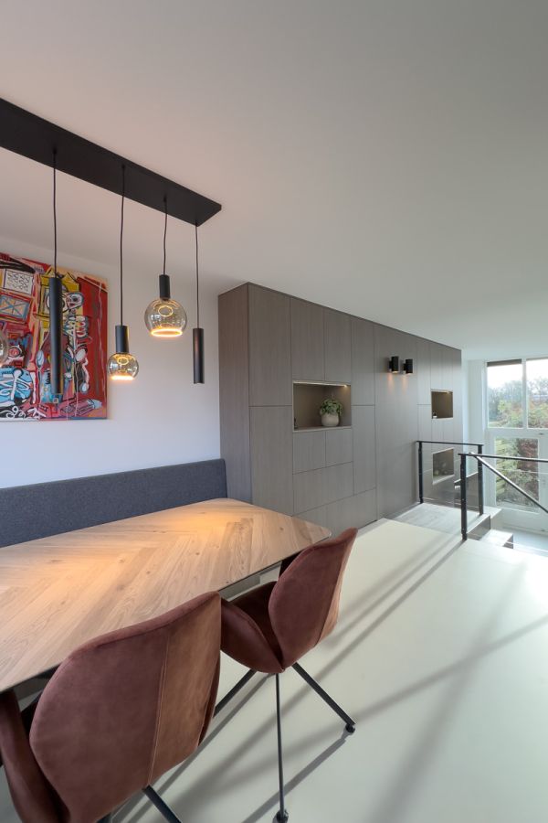 Interieur op maat in Amersfoort met een stijlvolle eethoek, maatkast en moderne verlichting, ontworpen voor een luxe uitstraling.