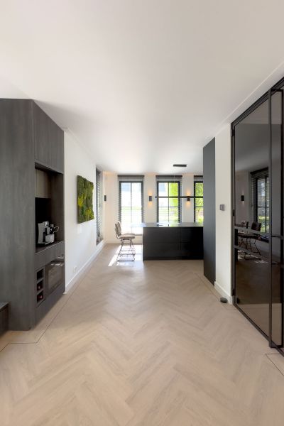 Moderne keuken met visgraatvloer, maatwerkmeubilair en veel daglicht, onderdeel van het project Interieurdesign woning Houten.