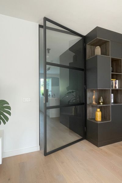 Moderne maatwerk kast met glazen schuifdeur in een woning in Houten.