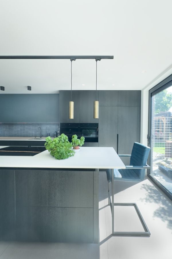 Keuken op maat met bar en licht werkblad