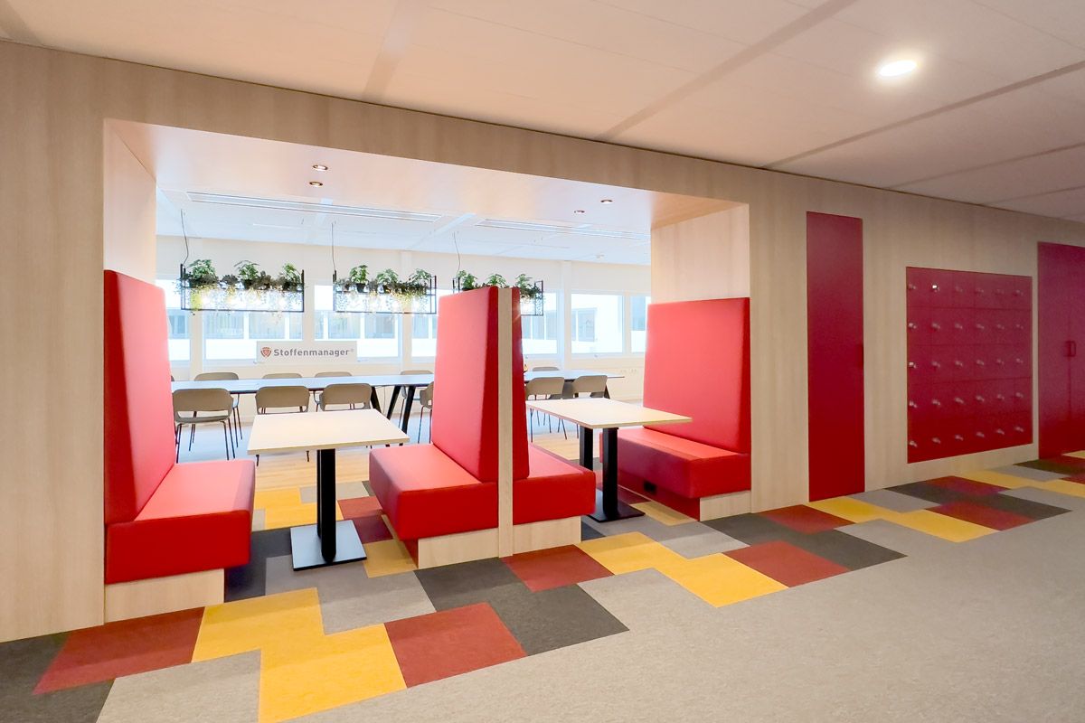 Interieurontwerp kantoor met op maat gemaakt meubel, voorzien van kluisjes, garderobekast, pantry en treinbanken.