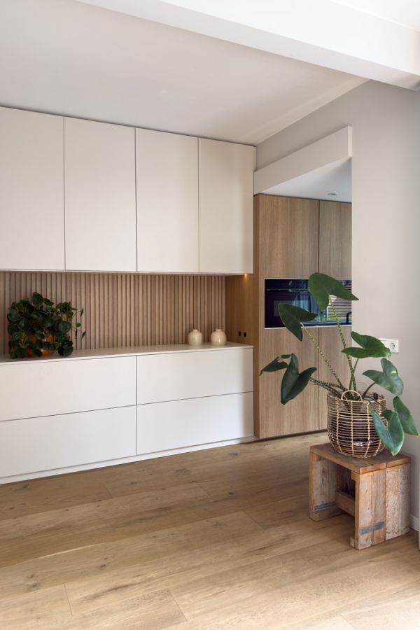 Keuken op maat in Japandi stijl met houten latjes en beige deurtjes.