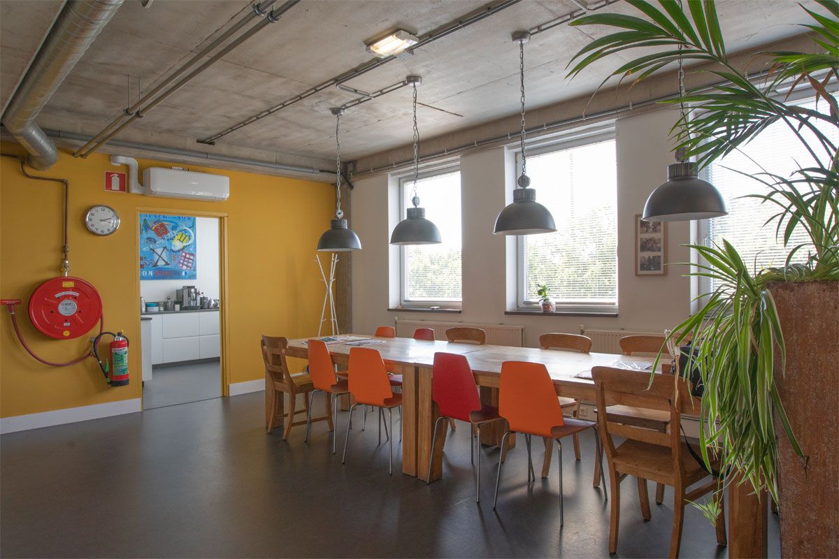 Sfeervolle overlegplek industriële kantoorinrichting Utrecht