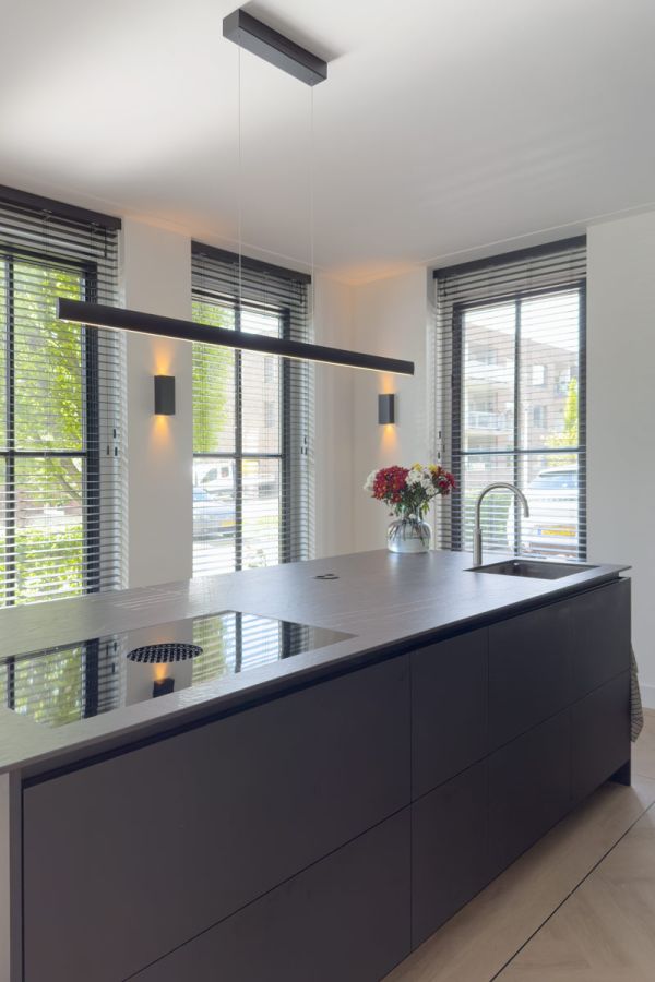 Ontwerp luxe zwarte keuken met keukeneiland in interieurdesign woning Utrecht, Houten