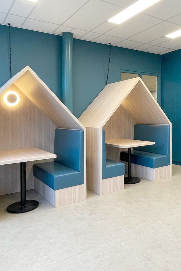 Leerhuisjes met treinbankjes voor de schoolinrichting van basisschool De Vos.