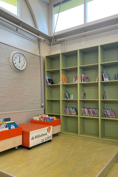 Schoolinrichting Basisschool Het Baken met kleurrijke bibliotheekkasten