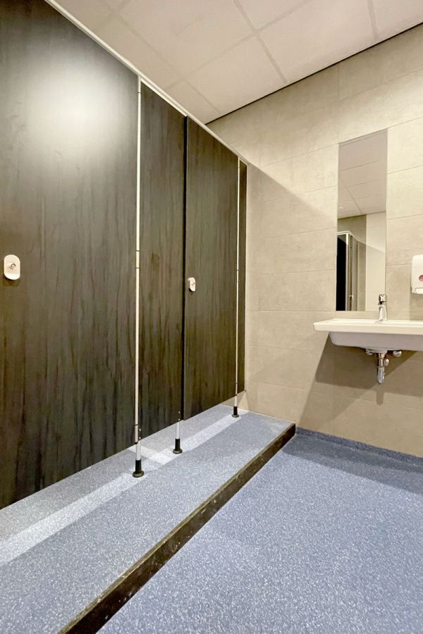 Inrichting fysiotherapie kleedkamer douches